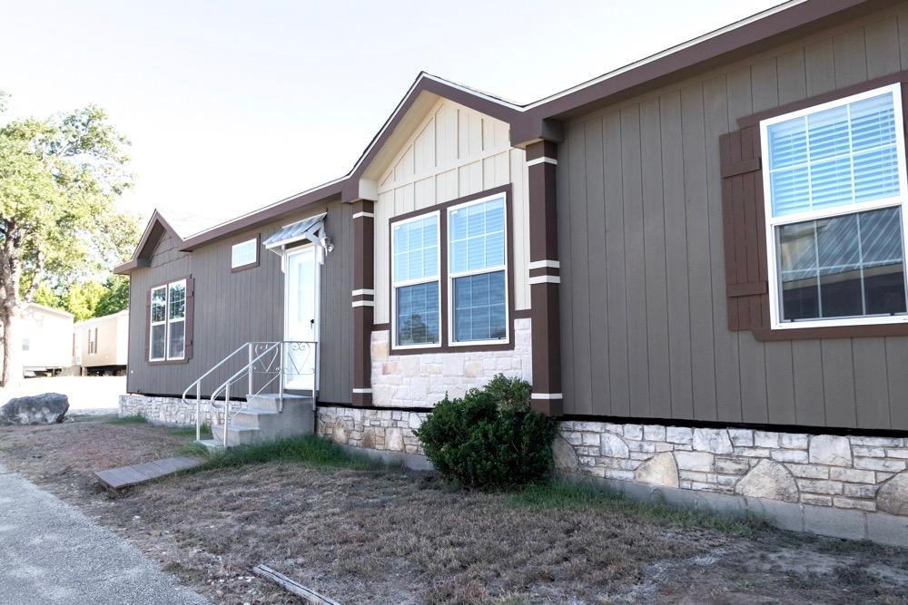 Schult mobile home model Newport exterior view 1